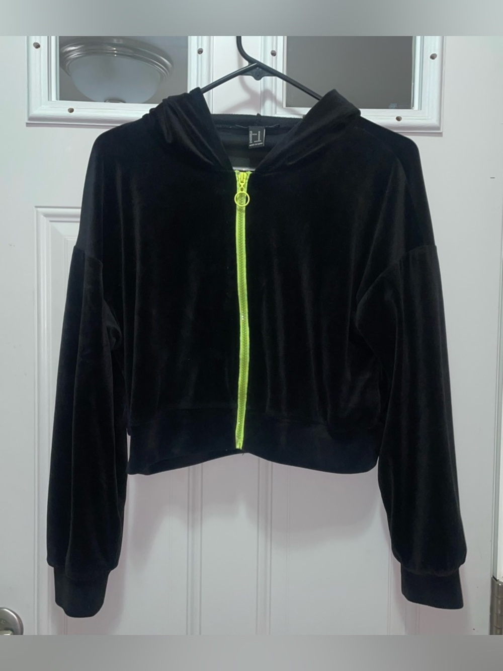 Forever 21 Women's Black Velvet Cropped Hoodie Size M w/ Neon Green Zipper